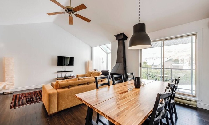 Saint Ferreol les Neiges Cottage | Familiale 69 - Beautiful views of Mont Sainte-Anne in all seasons