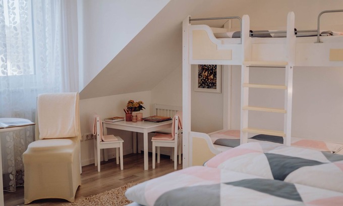 Rheinhausen Apartment | 'Familienzimmer Nr 2 - Mit 2 Kindern' with Shared Terrace and Wi-Fi
