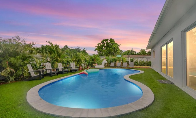 Miami Gardens House | Family 5BR Miami Resort Pool, Sports & BBQ Oasis L04