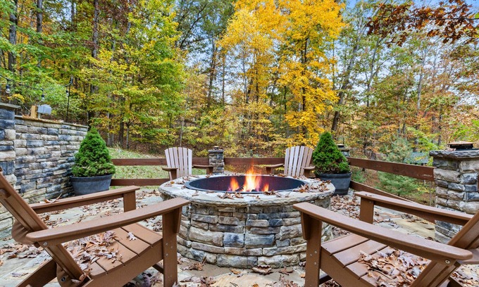 Necowa Cove Cabin | Family Adventure HQ: Great Fire Pit, Huge Porch, Near Town & Trails