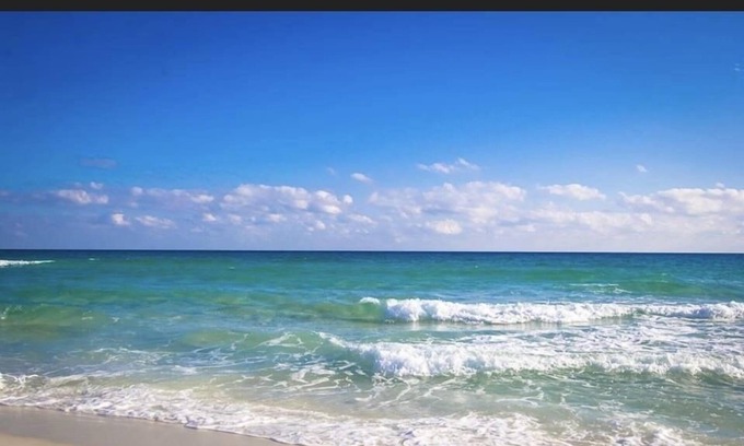 Pensacola Cottage | Family and pet friendly home close to the beaches! Early December special!