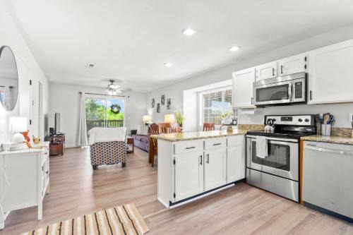 Indian Point Apartment | Family and Pet friendly ground level Condo, 4 mins to Silver Dollar City, Amazing Ozark Mountain Views