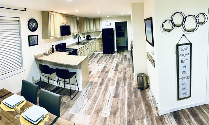 Oxford House | Family and Pet friendly! Near the Dells and Cascade Mountain.