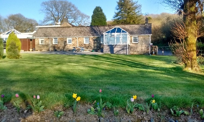New Moat House | Family and Pet friendly Stone Barn in central location.