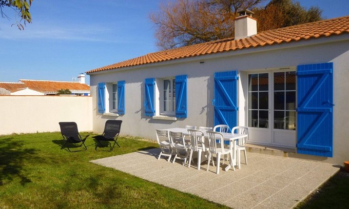 L'Epine House | Family Beach House with Garden, Terrace & BBQ - Sleeps 8, 400m from Shore