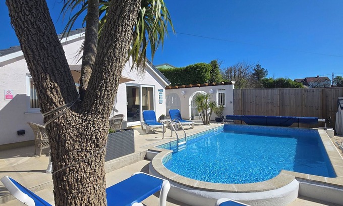 Kilgetty House | Family bungalow with private pool near Tenby (Free Wifi)