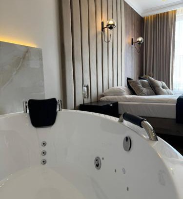 Kielce Apartment | Family & Business Sauna Apartments No7 Złota Centrum VIP Unikat SPA - 3 Bedroom with Private Sauna, Jacuzzi, Balcony, Parking -Piękny Apartament