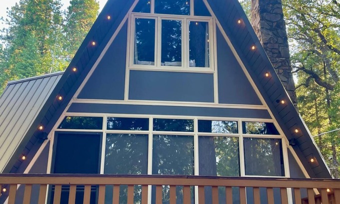 Glencoe Ski Chalet | Family Chalet- HOT TUB, Pets, Arcade Game, FirePit