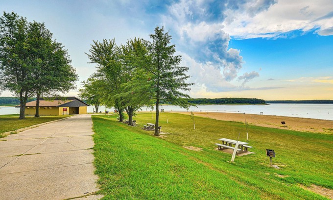 Monroe City Condo | Family Condo By Mark Twain Lake & Jellystone Park