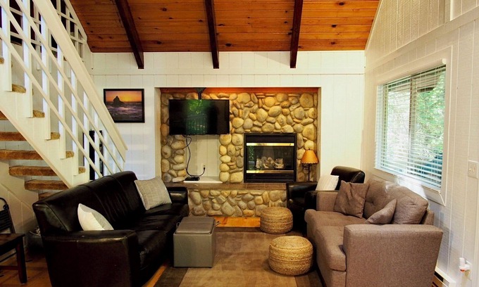 Burley Cabin | Family & Dog Friendly 2 Bedroom Plus Loft Beach Cabin