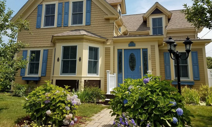 Buzzards Bay House | FAMILY FRIENDLY, SHORT WALK TO THE BEACH, CAPE COD CANAL, RESTAURANTS, & MORE.