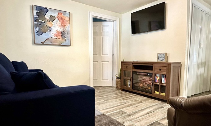 Raisin Cottage | Family friendly, 1940’s remodeled cottage. Meets All accommodations needed.