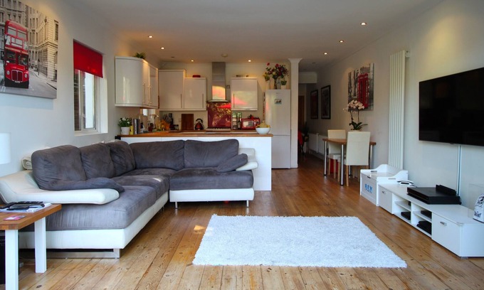 Earlsfield Apartment | Family-Friendly 2 Bedroom Apartment With Large Garden