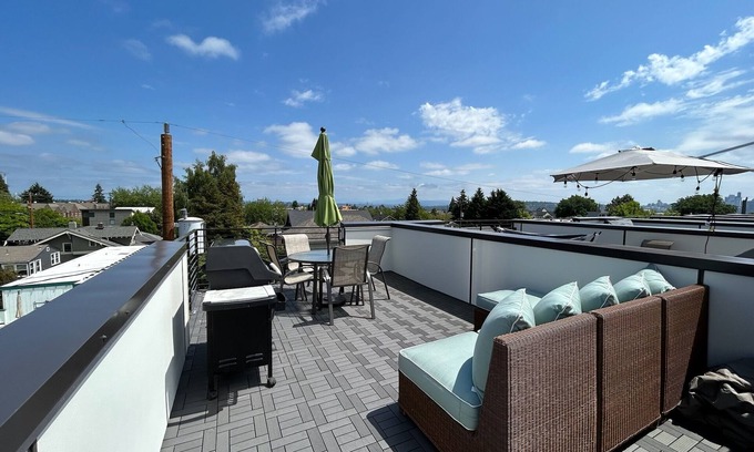 Phinney Ridge House | Family Friendly 2-bedroom townhome with Parking, King Bed and Rooftop Patio.