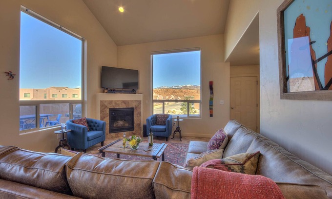 Moab South Valley House | Family Friendly, 2 King Beds, Main Flr Mstr, Great Views, Pool-seasonal & Spa.