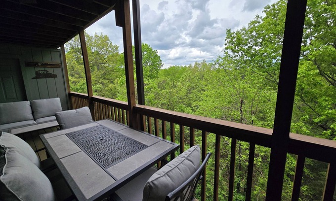 Branson West Condo | Family Friendly 2-bed 2-bath Woodland condo just 2 mi to Silver Dollar City