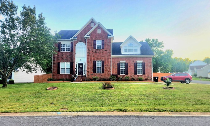 Mint Hill House | Family friendly 3 Bed/R Home, Free parking / Wi-Fi