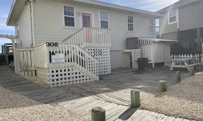 Surf City Cottage | Family-Friendly 3 Bedroom Ocean Front Cottage in the heart of Surf City