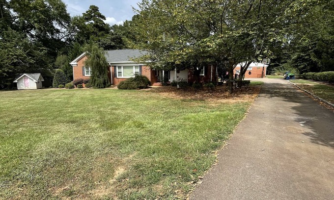 East Raleigh House | Family Friendly 3BR w/outdoor entertaining space
