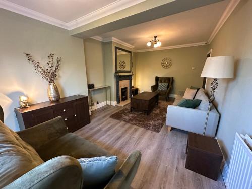 Trafford Apartment | Family-Friendly 4BR Home in Sale, Manchester - Garden & Double Driveway