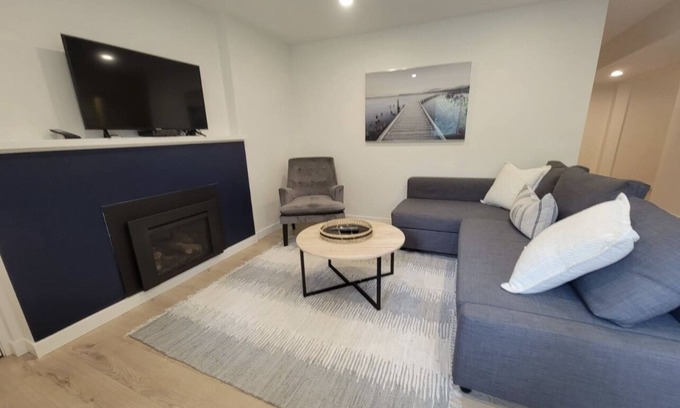 Lynn Valley House | Family friendly Modern Garden Suite in Lynn Valley