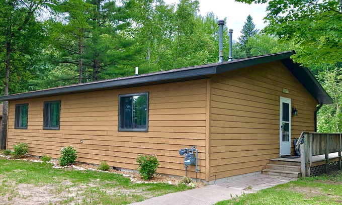 Au Train Cabin | Family Friendly cabin at AuTrain Lake! Big back yard and beach access! Swim/fish