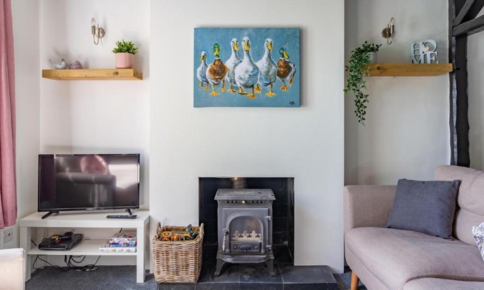 Malmesbury House | Family friendly cottage with bunk beds and courtyard