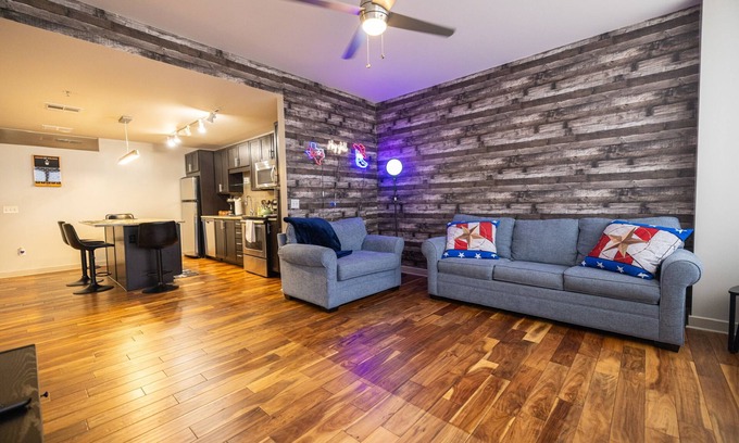Downtown Dallas Apartment | Family-friendly Dallas getaway with rooftop pool, free parking & Texas flair.
