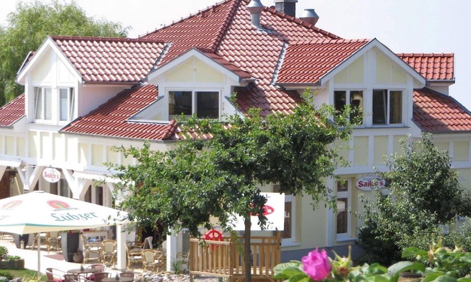 Alt Gaarz Villa | Family-friendly comfort apartment, 100 m to the Baltic Sea beach, with lagoon view