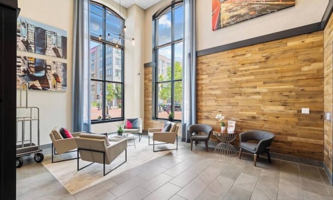 Hackensack River Waterfront Apartment | Family Friendly Deluxe 2/2 Condo: 15 mins to NYCnn