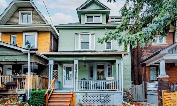 Parkdale House | Family-friendly fully detached home close to Lakeshore, High Park & Roncesvalles
