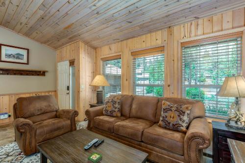 Deer Park House | Family Friendly Fun at Oregon Loop Getaway Sleeps 9 Hot Tub Bikes Pet-Friendly