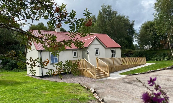 Fort Augustus Cottage | Family-friendly brand new cottage situated next to the golf course