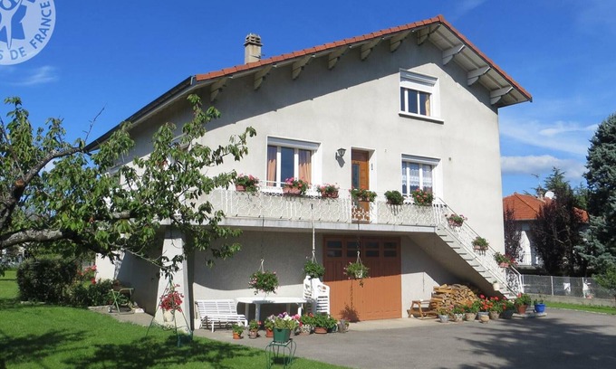 Lorette Apartment | Family-Friendly Gîte with Garden, Near Natural Swimming Area