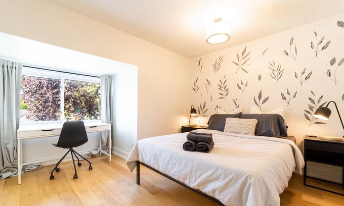 New Toronto House | Family-Friendly Home, Mins to Downtown Toronto, Free Parking and Gym