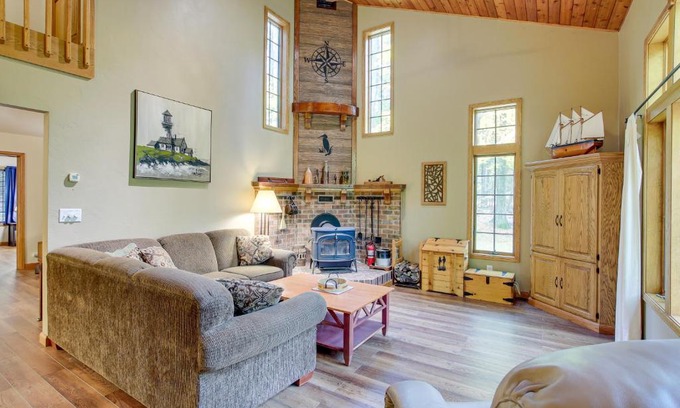 Sturgeon Bay House | Family-Friendly Home in Sturgeon Bay with Backyard