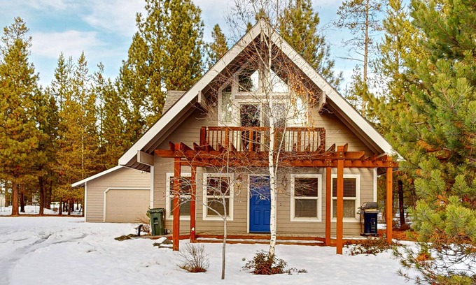 La Pine House | Family-friendly home with WiFi, BBQ grill, washer/dryer, golf nearby