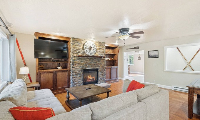 Kalispell House | Family friendly house in Many Lakes with Hot Tub