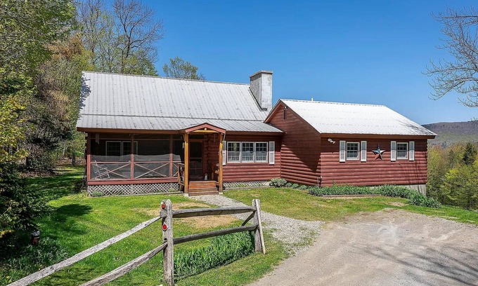 Weston Cabin | Family-friendly log cabin with Fireplace & Mountain Views near 4 Ski Resorts
