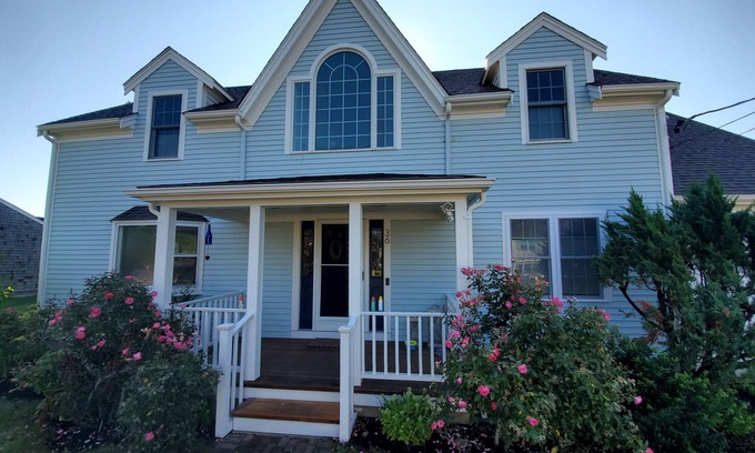 Barnstable House | Family-Friendly Oceanfront Haven, 4 bed, 2 bath sleeps 10. EZ beach access w. AC