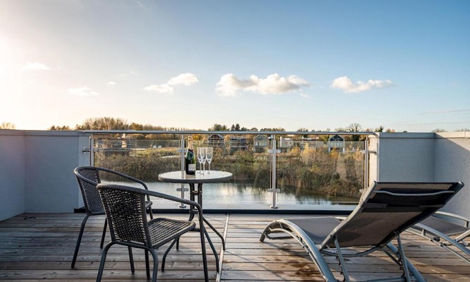 Cirencester House | Family friendly property in nature reserve The Hangout ML15