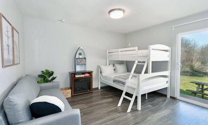 Grayland Hotel | Family Friendly | Playground | Pickleball