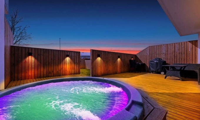 Mosfellsbaer House | Family Friendly Retreat. HOT TUB