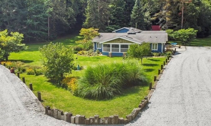 La Porte House | Family Friendly Retreat, sleeps 12+, Pole Barn with games, Large inground pool
