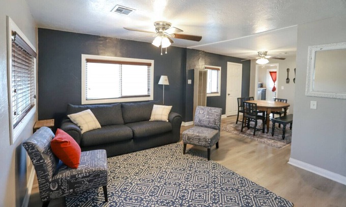 Redlands House | Family Friendly Retreat| 3 King Bed for Kids & Dogs