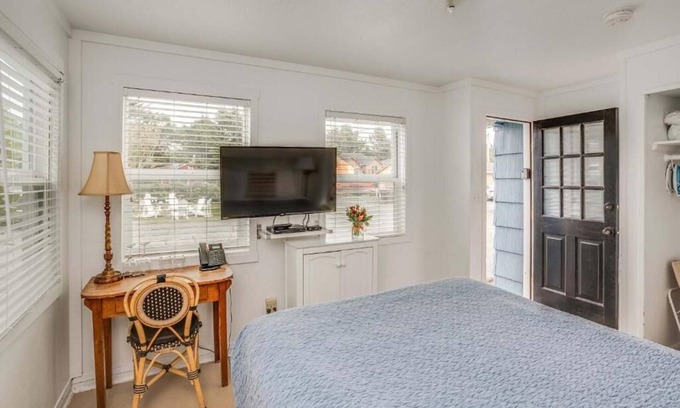 Downtown Cannon Beach Hotel | Family-Friendly Rooms with Easy Beach Access! Onsite Parking!