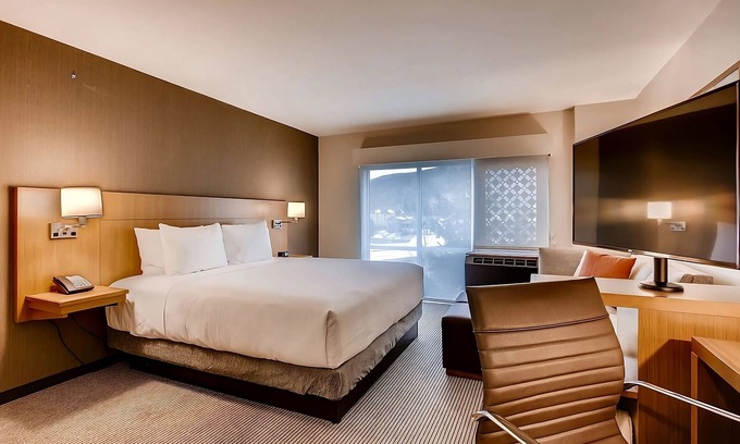 Mountain House Hotel | Family-friendly Ski Resort! 3 Comfortable Units, Free Breakfast, Scenic Views!