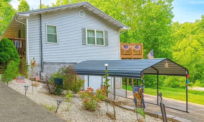 Seymour Cabin | Family-Friendly SmokyMountain Cabin W/hot tub/gameroom/Firepit/bunk beds near PF