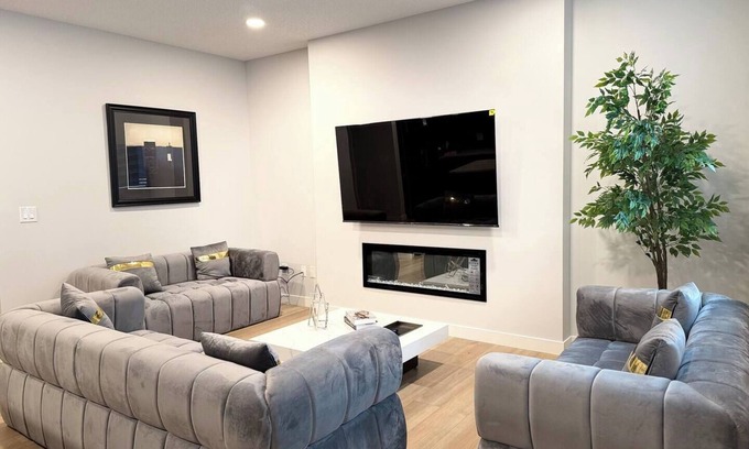 Southeast Edmonton House | Family Friendly| Spacious|King Bed| Wifi|Sleeps 12