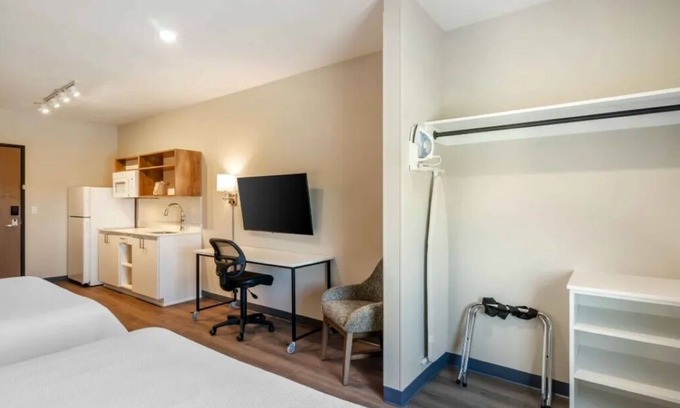 Biggar Hotel | Family-Friendly Suite w/Kitchen Near Six Mile Cypress Preserve | 4 Units